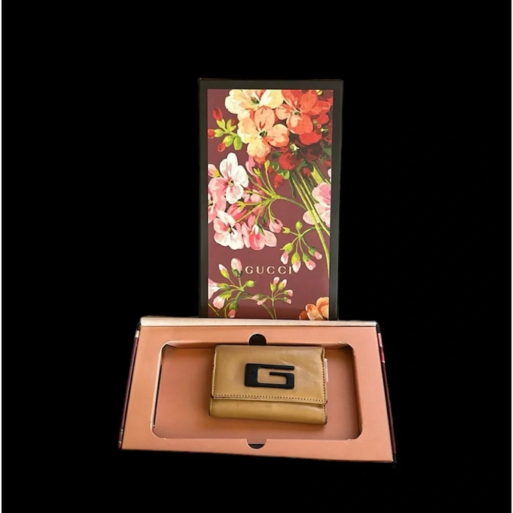 GUCCI Gift set. Gucci Leather Key Case & Gucci Floral Bloom Gift Box